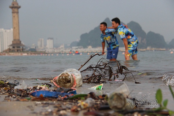 Bãi tắm Hạ Long rác đủ loại lềnh phềnh, trẻ nhỏ hồn nhiên ngụp lặn-5