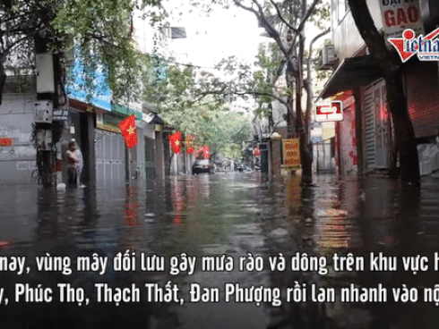 Phố Hà Nội ngập hơn 14 tiếng, cả nhà thay nhau tát nước