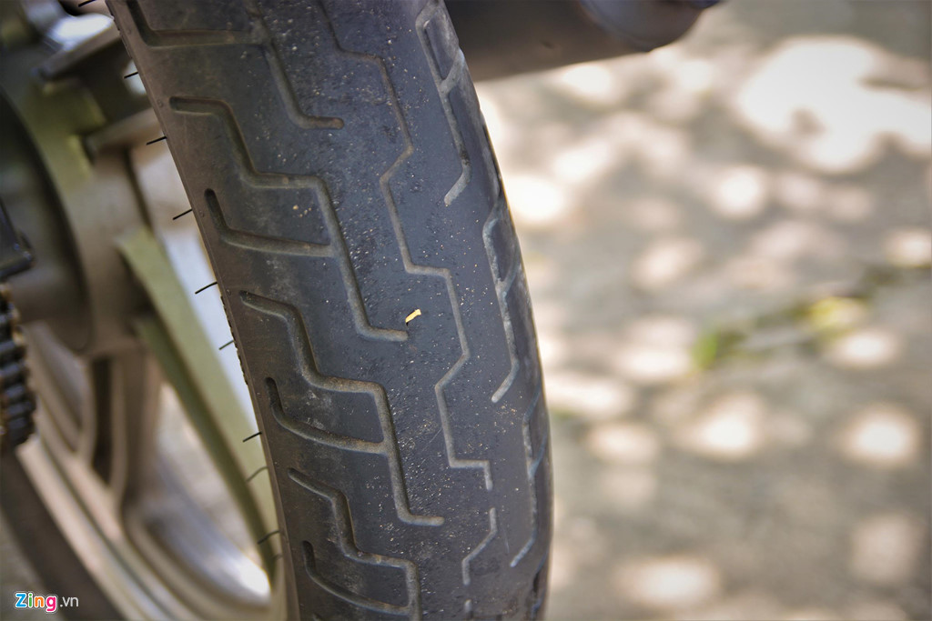 Xe máy thủng lốp giữa đường, xử lý như thế nào?-1