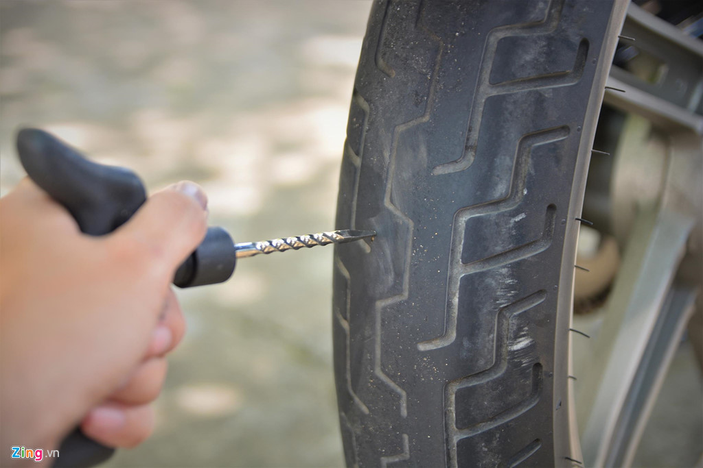 Xe máy thủng lốp giữa đường, xử lý như thế nào?-4