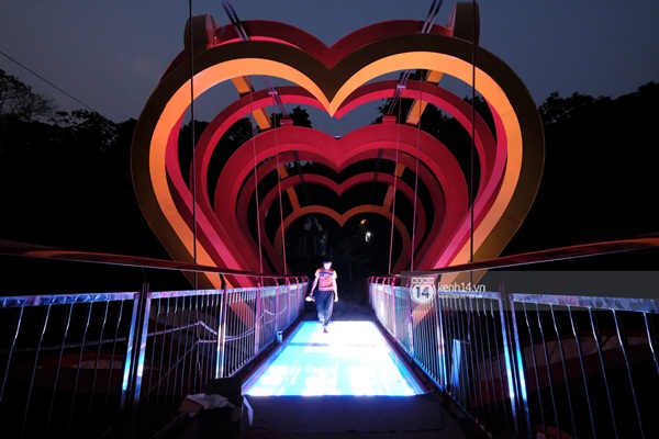 Sốc: Khách du lịch lo sợ vì bị chụp lén từ dưới lên khi đi ngang cầu kính Mộc Châu-10