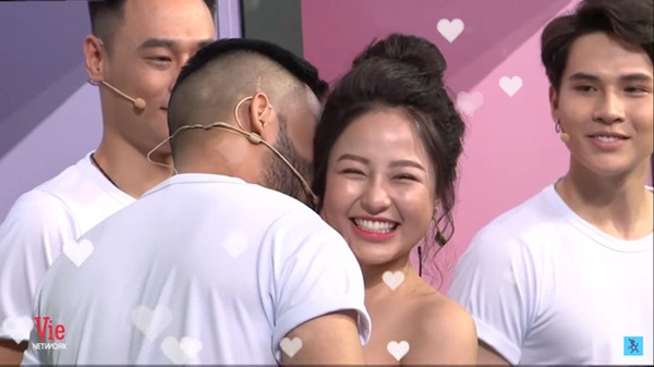 Vừa xuất hiện trở lại, hot girl Trâm Anh bị cắt hoàn toàn hình ảnh ở VTV3-2