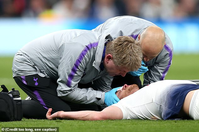 Đồng đội của Son Heung-min chảy máu đầm đìa, nôn ọe, không thể tự bước đi sau khi dính chấn thương nghiêm trọng-4