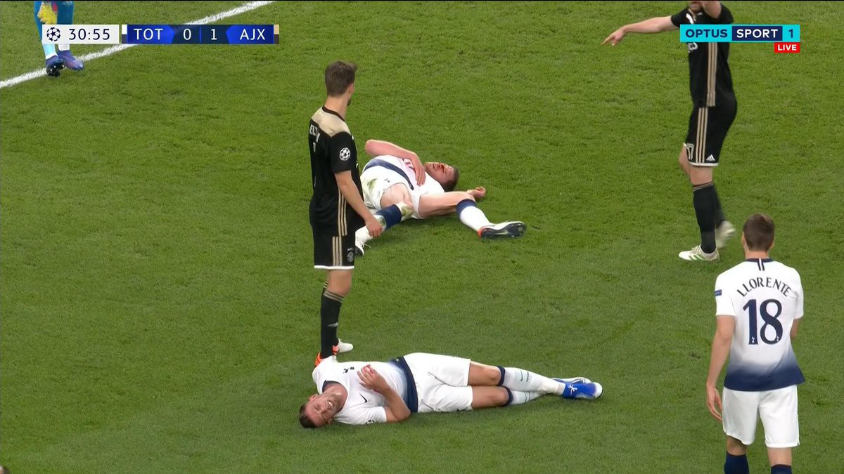 Đồng đội của Son Heung-min chảy máu đầm đìa, nôn ọe, không thể tự bước đi sau khi dính chấn thương nghiêm trọng-2