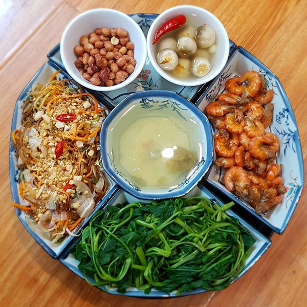 Đăng ảnh mâm cơm vừa ngon vừa mát ngày hè, vợ trẻ lại khiến chị em tò mò vì chiếc mâm độc đáo-2