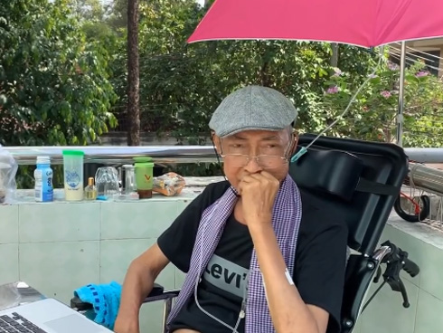 Con gái cố nghệ sĩ Lê Bình xúc động, thẫn thờ nhìn cha lần cuối trong lễ khâm liệm-7