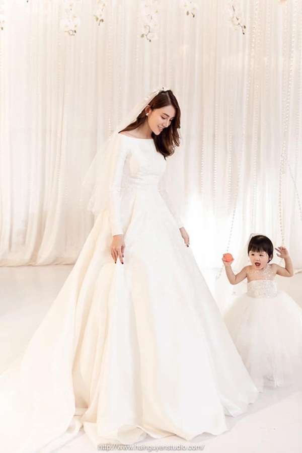 Ngắm bộ váy cưới Lọ Lem trị giá 400 triệu của Lê Hà, nhưng dân tình lại mê mẩn bộ váy trắng của công chúa tí hon bên cạnh cô-6