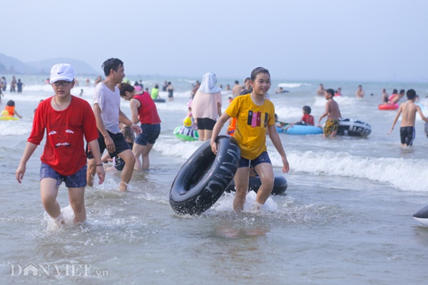 ẢNH: Biển Cửa Lò đông đúc những ngày chính lễ-3