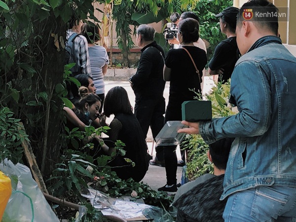 Con gái cố nghệ sĩ Lê Bình xúc động, thẫn thờ nhìn cha lần cuối trong lễ khâm liệm-1