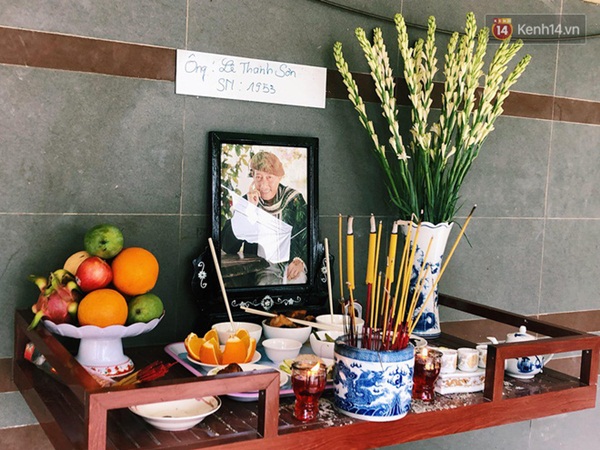 Con gái cố nghệ sĩ Lê Bình xúc động, thẫn thờ nhìn cha lần cuối trong lễ khâm liệm-2