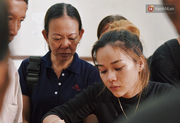 Con gái cố nghệ sĩ Lê Bình xúc động, thẫn thờ nhìn cha lần cuối trong lễ khâm liệm-4
