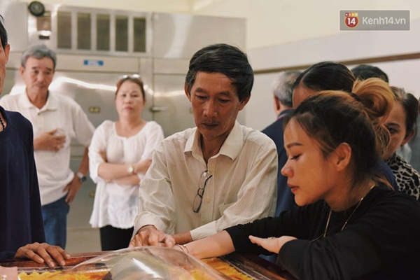 Con gái cố nghệ sĩ Lê Bình xúc động, thẫn thờ nhìn cha lần cuối trong lễ khâm liệm-5