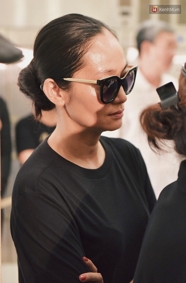 Con gái cố nghệ sĩ Lê Bình xúc động, thẫn thờ nhìn cha lần cuối trong lễ khâm liệm-6