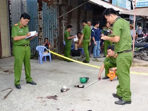Nam thanh niên rút dao bấm đâm chết tình địch trong đêm vì bị chặn đường giành bạn gái