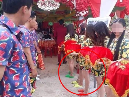 Mặc đồ sặc sỡ, đi dép tổ ong - hình ảnh đội bê tráp trong đám hỏi gây tranh cãi