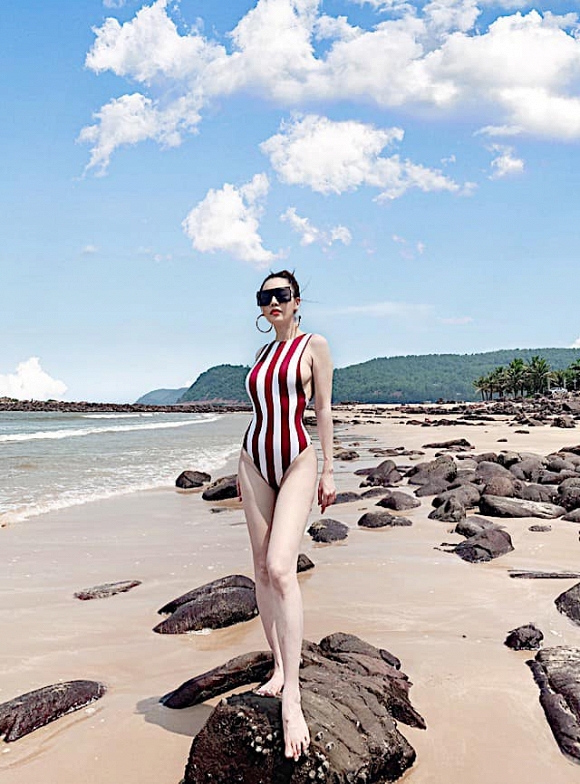 Ngấp nghé ngưỡng 40, Quế Vân khoe thân hình nóng bỏng mắt với bikini-2