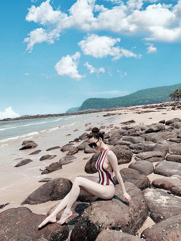 Ngấp nghé ngưỡng 40, Quế Vân khoe thân hình nóng bỏng mắt với bikini-11