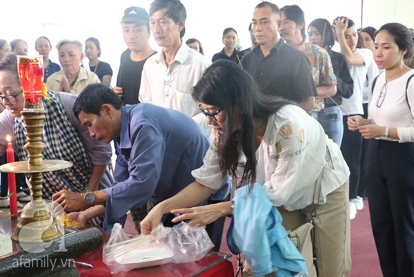 Nhìn nghệ sĩ Lê Bình vẫn đội chiếc mũ quen thuộc lúc nhập quan, nhiều người xúc động rơi nước mắt-1