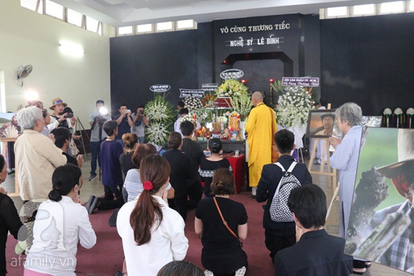 Nhìn nghệ sĩ Lê Bình vẫn đội chiếc mũ quen thuộc lúc nhập quan, nhiều người xúc động rơi nước mắt-2