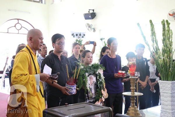 Nhìn nghệ sĩ Lê Bình vẫn đội chiếc mũ quen thuộc lúc nhập quan, nhiều người xúc động rơi nước mắt-11