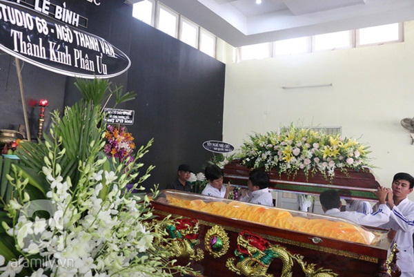 Nhìn nghệ sĩ Lê Bình vẫn đội chiếc mũ quen thuộc lúc nhập quan, nhiều người xúc động rơi nước mắt-8