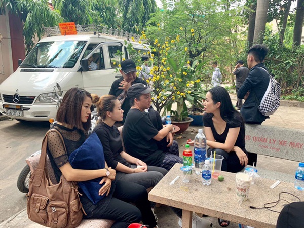 Nhìn nghệ sĩ Lê Bình vẫn đội chiếc mũ quen thuộc lúc nhập quan, nhiều người xúc động rơi nước mắt-17