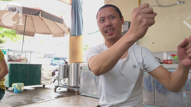 Người phát hiện bé trai sơ sinh trong thùng rác giữa trời mưa lớn: Suýt chút nữa là thằng bé bị chôn sống rồi-4