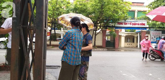 Người phát hiện bé trai sơ sinh trong thùng rác giữa trời mưa lớn: Suýt chút nữa là thằng bé bị chôn sống rồi-8