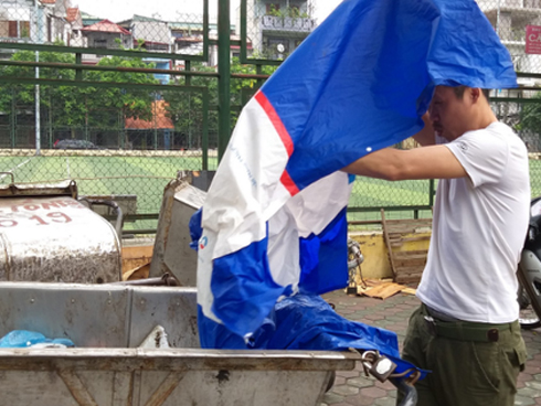 Nước ngập đến bàn thờ ông thần Tài sau mưa lớn ở TP.HCM: Người bì bõm tát nước, người bán buôn ế ẩm-19