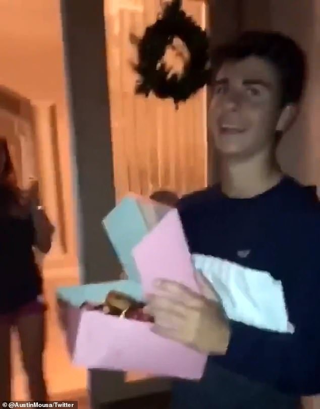 Háo hức mang quà đến mời bạn gái đi khiêu vũ, thanh niên đi nhầm nhà cô gái khác nhưng kết quả cuối cùng lại cực kỳ ngọt ngào-1