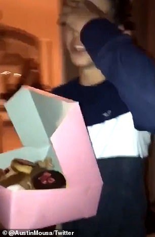 Háo hức mang quà đến mời bạn gái đi khiêu vũ, thanh niên đi nhầm nhà cô gái khác nhưng kết quả cuối cùng lại cực kỳ ngọt ngào-2