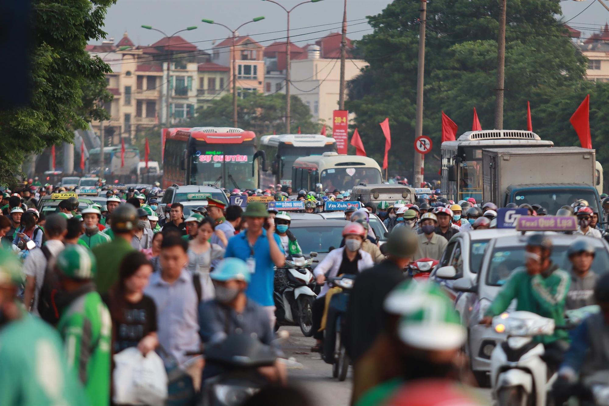 Hết nghỉ lễ về Thủ đô: Xế hộp xếp dài bất tận trên cao tốc Pháp Vân-10