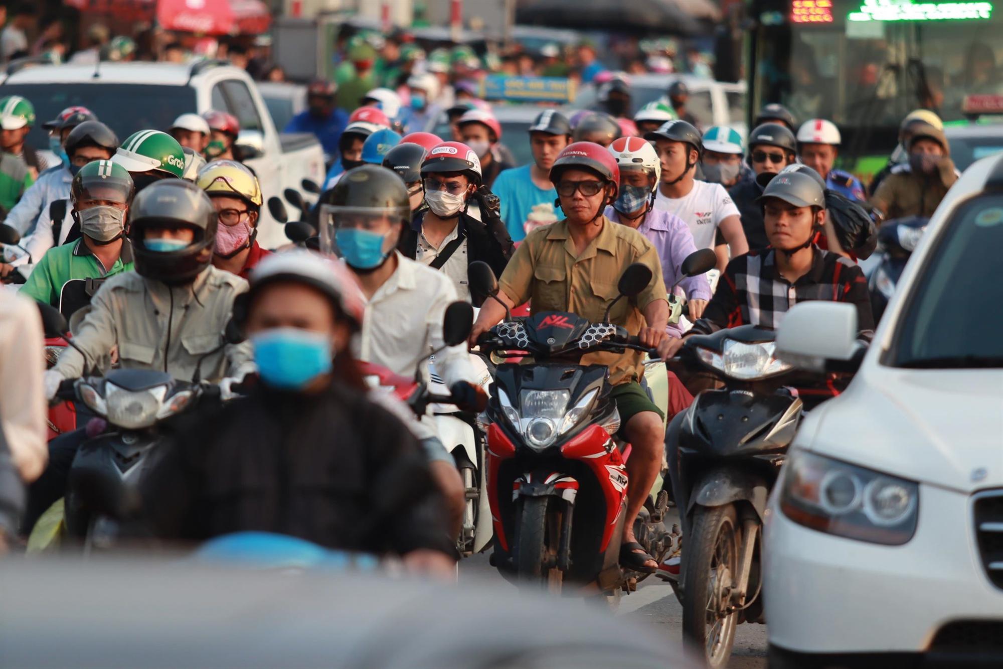 Hết nghỉ lễ về Thủ đô: Xế hộp xếp dài bất tận trên cao tốc Pháp Vân-9