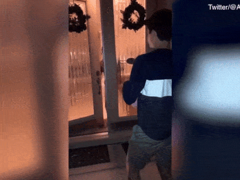 Háo hức mang quà đến mời bạn gái đi khiêu vũ, thanh niên đi nhầm nhà cô gái khác nhưng kết quả cuối cùng lại cực kỳ ngọt ngào