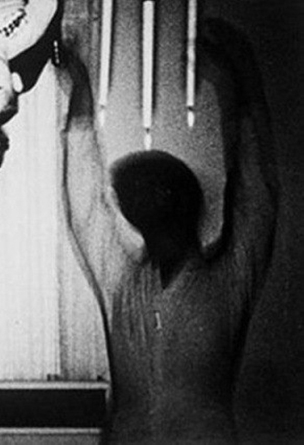 Hơn 10 năm qua, đây vẫn là bức ảnh chụp gia đình gây tranh cãi MXH bởi sự xuất hiện đầy ám ảnh của vị khách không mời-2