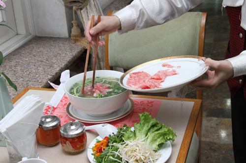 Xôn xao tô phở giá 920.000 đồng ở tòa nhà cao nhất Việt Nam-2