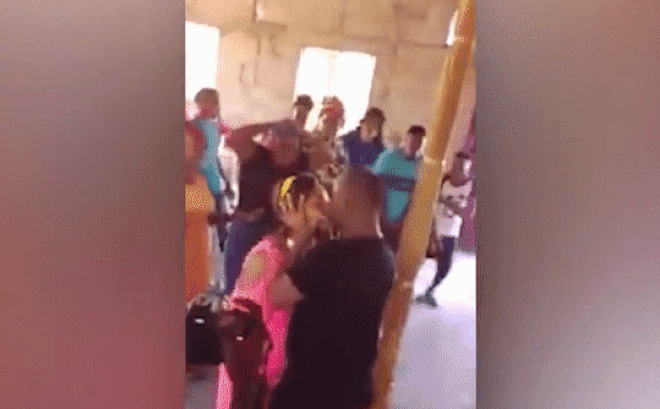 Mục sư ngang nhiên hôn say đắm cô gái trẻ để trừ tà khiến mọi người chứng kiến ngỡ ngàng-1