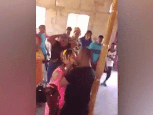 Mục sư ban phước bằng cách xì hơi lên mặt mọi người, doanh nhân xếp hàng để hít hà xin lộc làm ăn-4