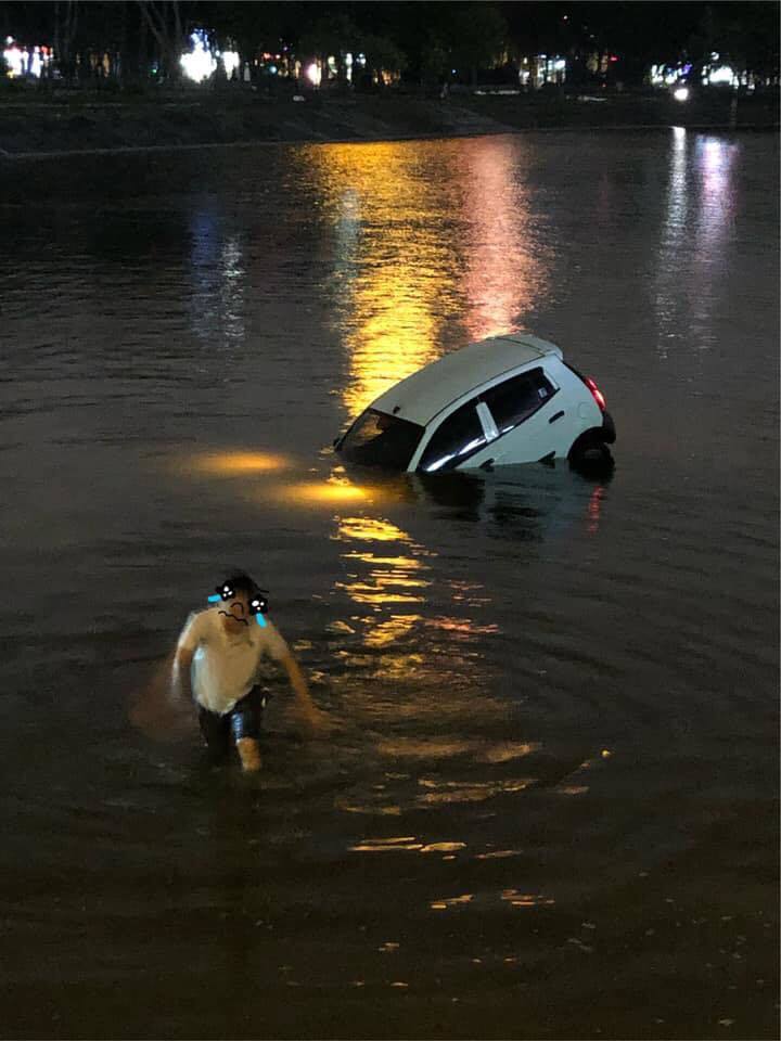 Ô tô lao xuống hồ Linh Đàm lúc nửa đêm, dưới chân tòa HH-1