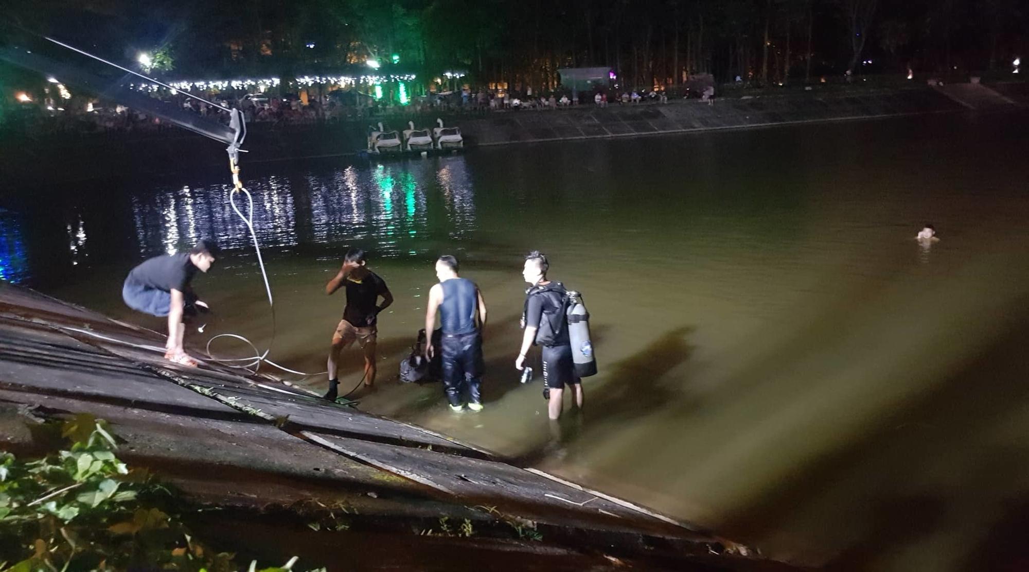 Ô tô lao xuống hồ Linh Đàm lúc nửa đêm, dưới chân tòa HH-4