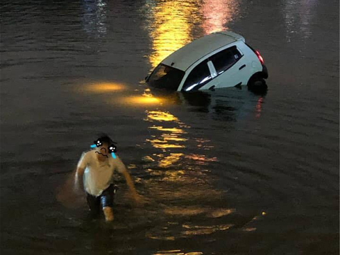 Hàng trăm người dân hiếu kỳ đứng xem trục vớt chiếc ô tô lao xuống hồ Linh Đàm-1