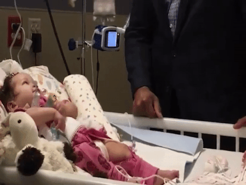 Đoạn video gây xúc động vì hành động của người cha với con gái bại liệt, bất ngờ nhất là phản ứng của cô bé