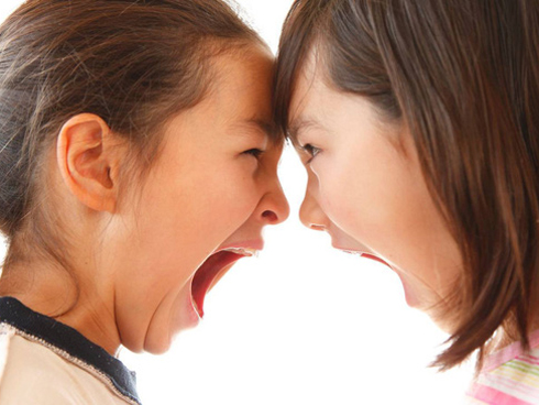 Clip: Nhóm nữ sinh giật tóc, đạp tới tấp vào bụng bạn học, hàng loạt học sinh khác đứng ngoài cười nói gây phẫn nộ-4