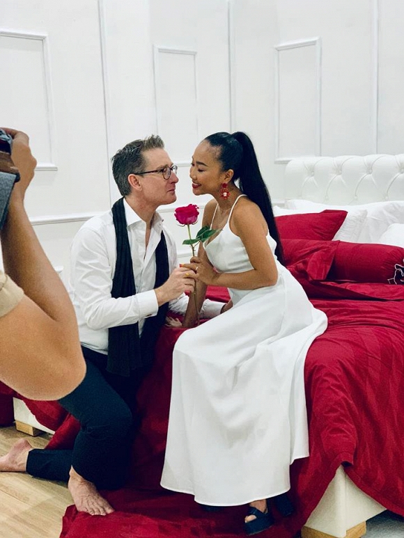 Vợ chồng Đoan Trang tình tứ kỷ niệm 6 năm góp gạo thổi chung nồi-1