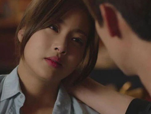 Dọn đồ cho con dâu từ bệnh viện về, tôi kinh ngạc khi thấy bọc tiền để trong túi, đến khi con quỳ xuống thanh minh, tôi càng ngỡ ngàng gấp bội