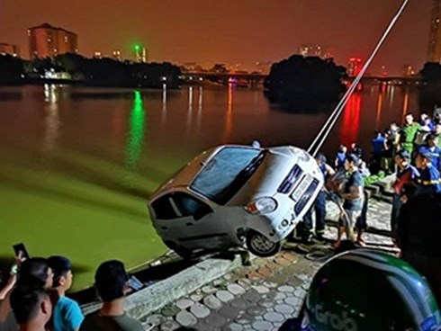 Hàng trăm người dân hiếu kỳ đứng xem trục vớt chiếc ô tô lao xuống hồ Linh Đàm
