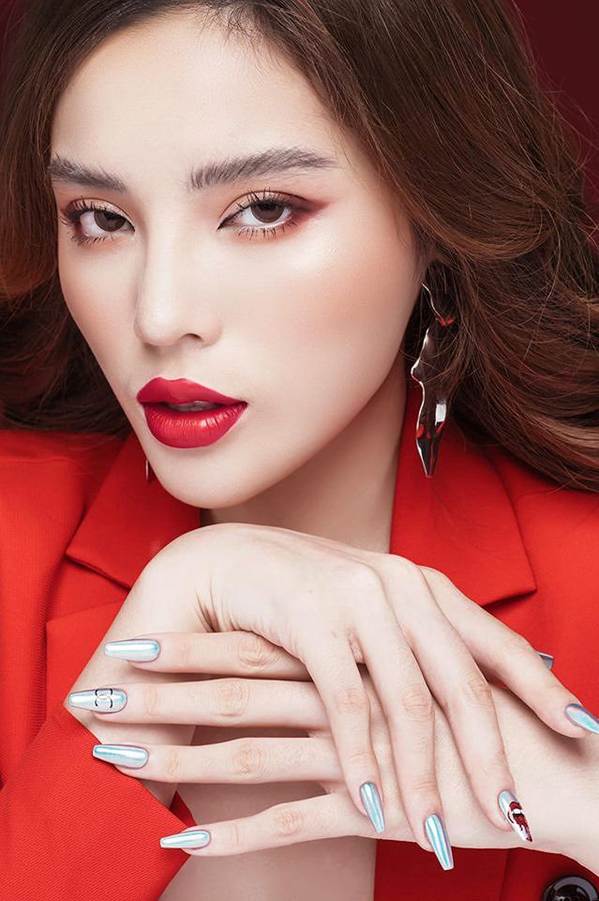 Sau khi bị chê gày gò, HHen Niê khoe đường cong quyến rũ trong phòng gym-3