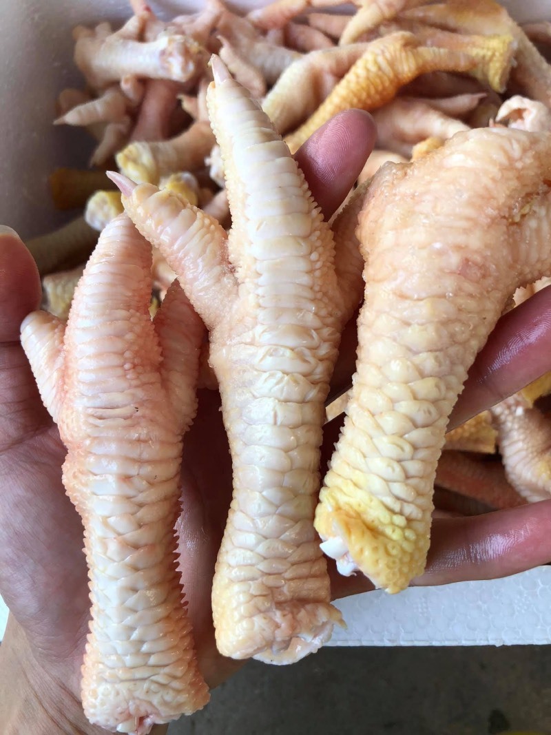 Chuyện lạ: Chân gà khổng lồ, 400 ngàn/kg vẫn cháy hàng-1