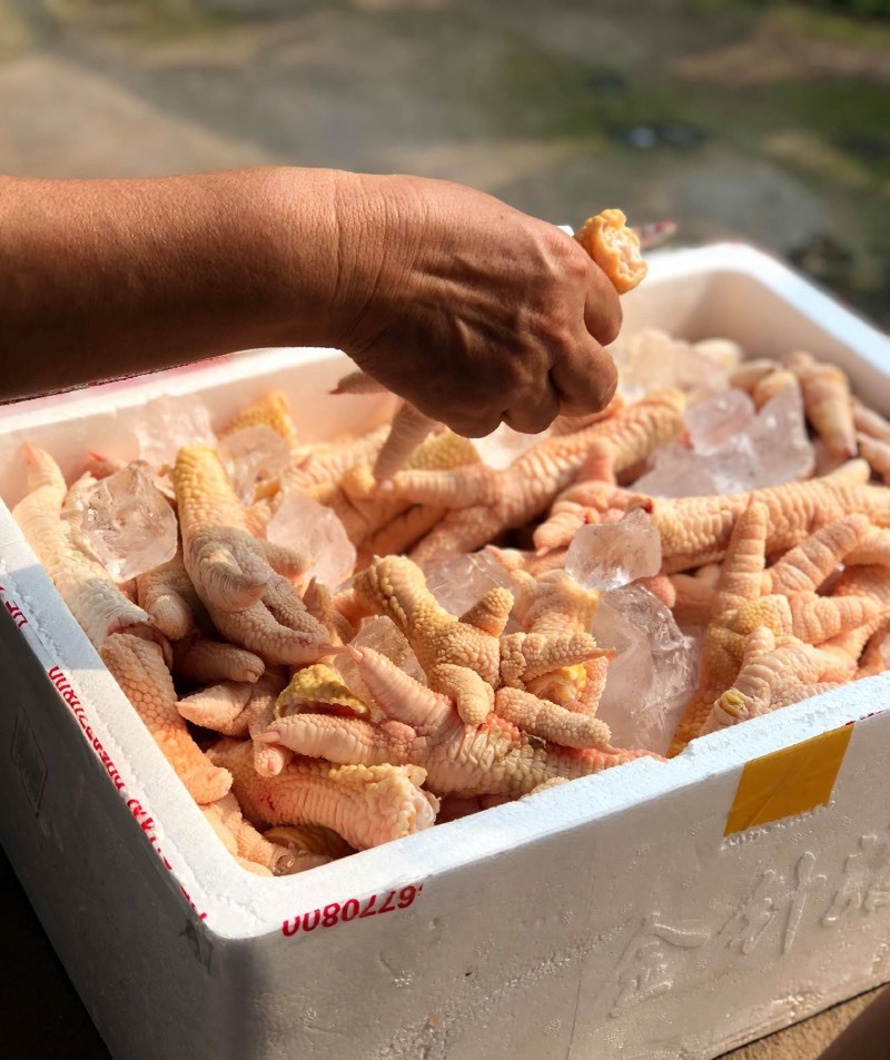 Chuyện lạ: Chân gà khổng lồ, 400 ngàn/kg vẫn cháy hàng-3