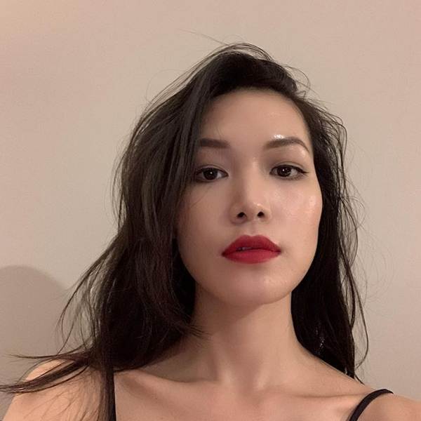 Sau khi bị chê gày gò, HHen Niê khoe đường cong quyến rũ trong phòng gym-11